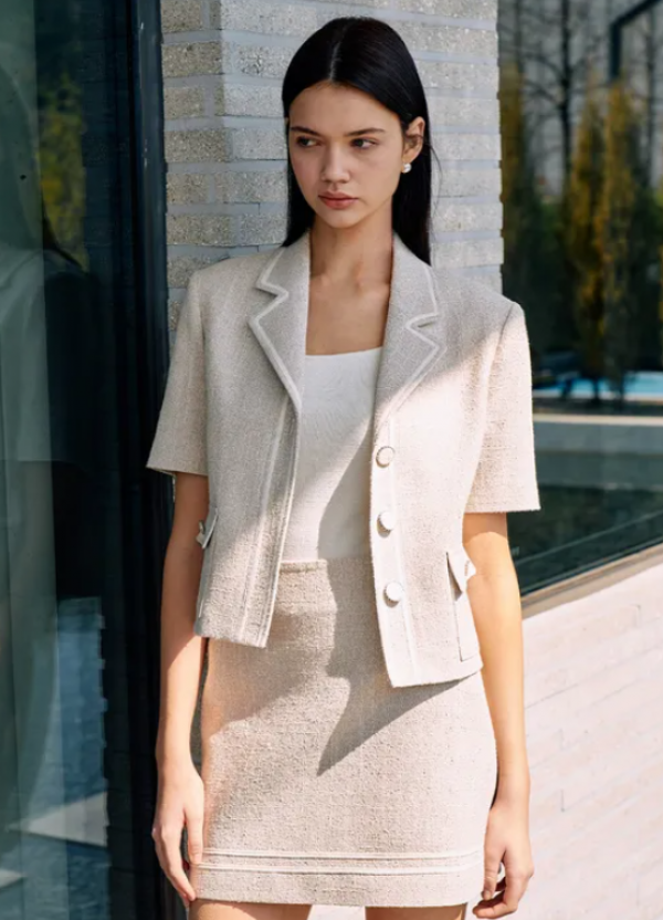 Jas wanita dengan bahan tweed dan lengan setengah